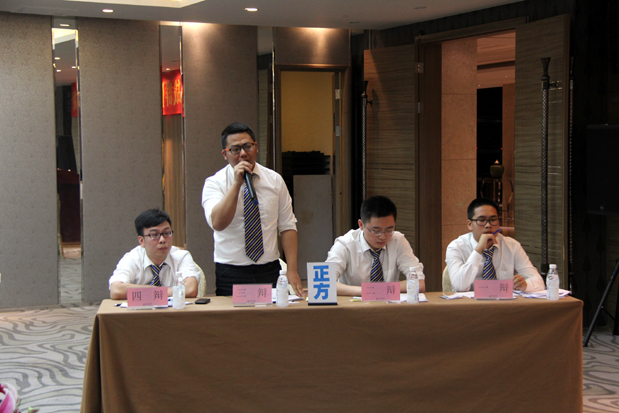 双方展开自由辩论