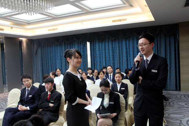 主持人现场采访