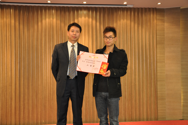 集团行政人事部副总陈春来与二等奖获得者黄继合影留念