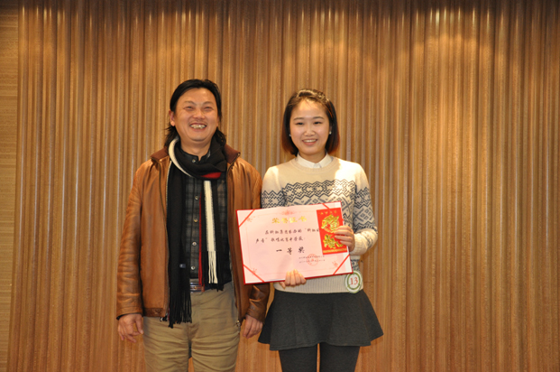 集团董事秦毅与一等奖获得者孙诗晴合影留念