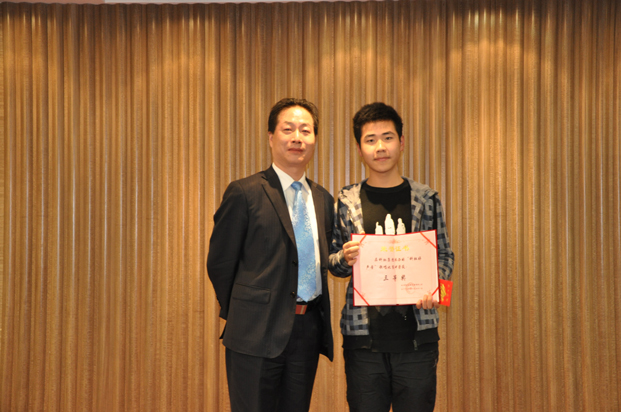 友豪锦江酒店总经理张金海与三等奖获得者朱瑞合影留念