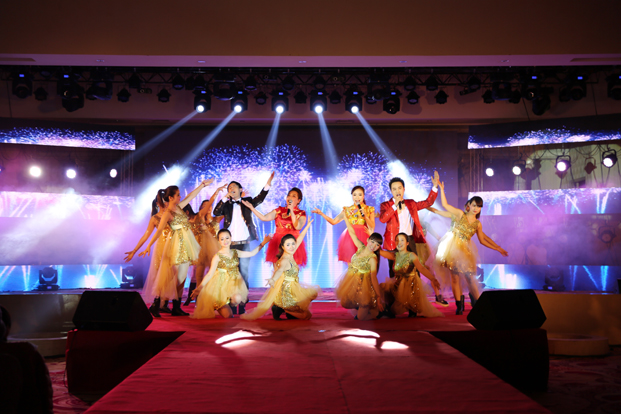 开场舞《相亲相爱一家人》