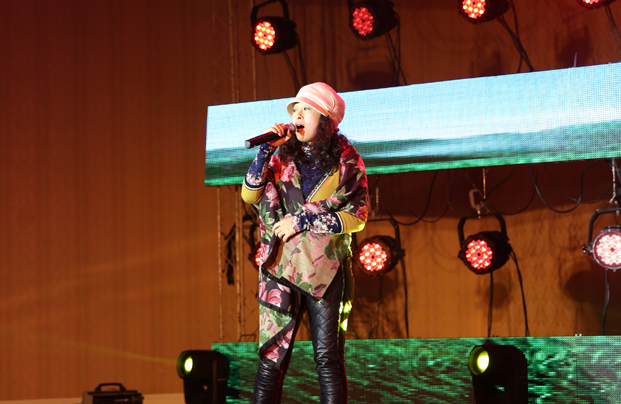 董事秦毅夫人献唱《鸿雁》