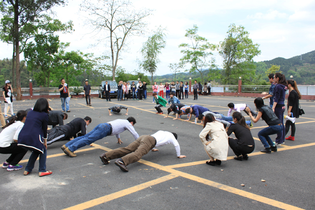 被淘汰的同事正在接受小小的体力惩罚