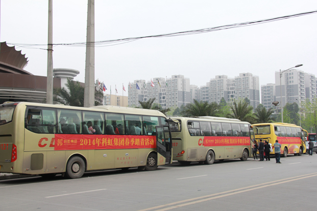 准备出发的大巴车队