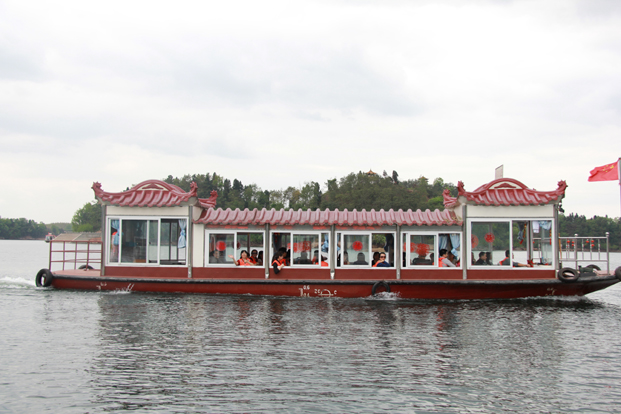 乘船游览