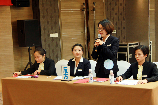 双方展开自由辩论