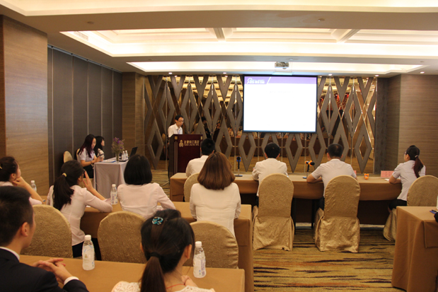 百利玛商场参加活动选手正在建言