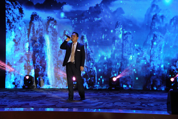 酒店朱总献唱《祝酒歌》